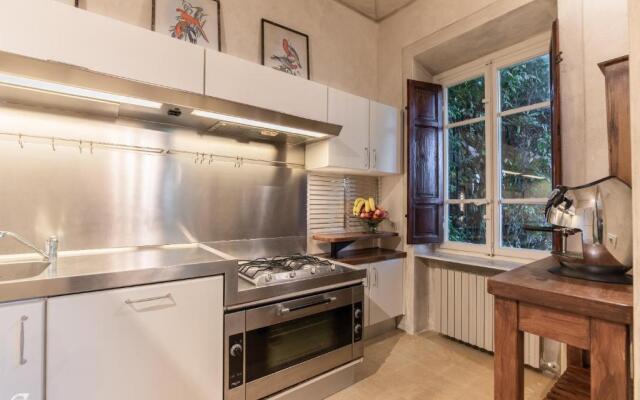 Villa Liberty 1927 with heated pool in the park