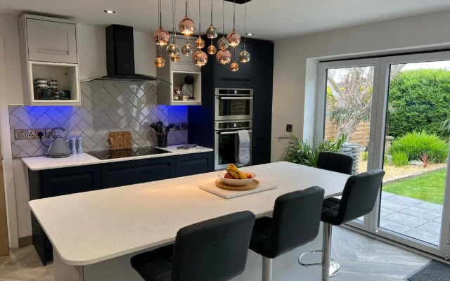 Stylish, Dog Friendly Coastal Bungalow With Garden