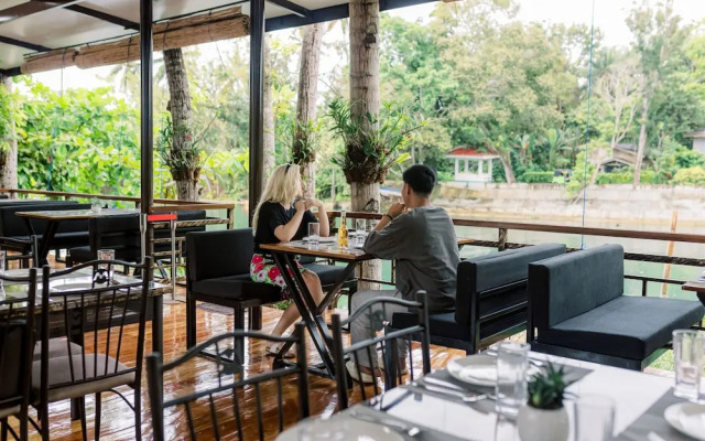 LOBOC RIVERSIDE INN and RESTAURANT