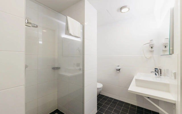 YAYS Amsterdam Salthouse Canal by Numa