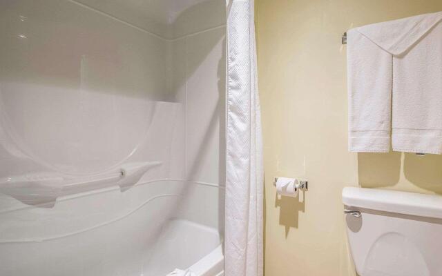 Econo Lodge Inn & Suites