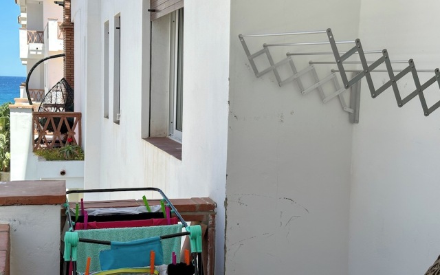 Apartment with pool direct access to sea