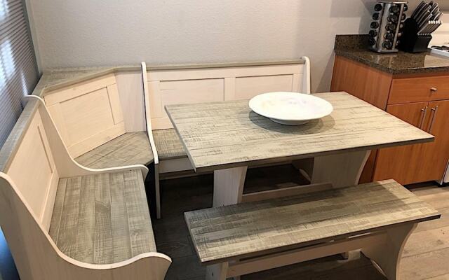 Uptown Simplicity - 3 Bedroom by Casago