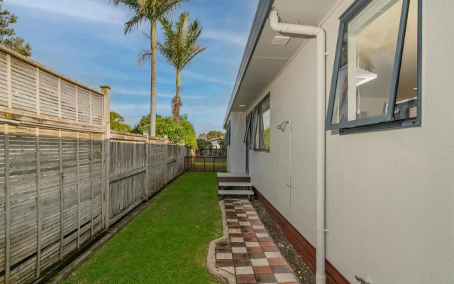 Sunlight Bach - Whitianga Holiday Home
