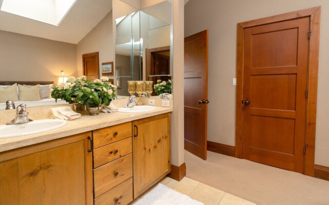 Incredible 2 Story Condo On Ajax