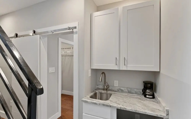 Luxury Roofdeck Retreat 4-bdrm Near Penn Chop