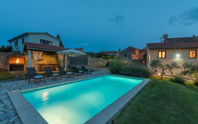 Stunning Home in Barban With Wifi and 2 Bedrooms