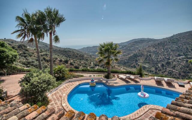 Luxury 4-bedroom villa, private pool and outhouse