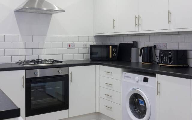 Lovely 4-bed House in Liverpool