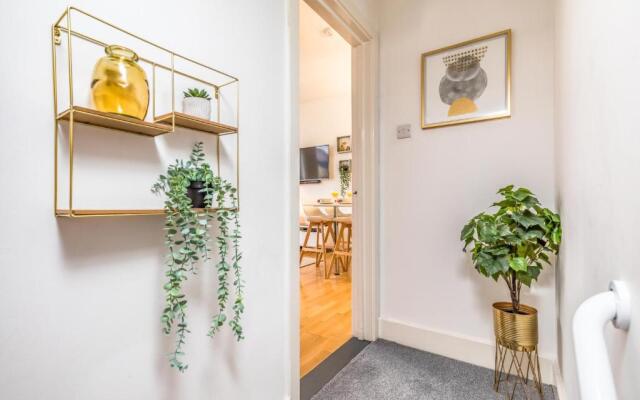 City & Beach at Your Reach - Courtyard & Parking