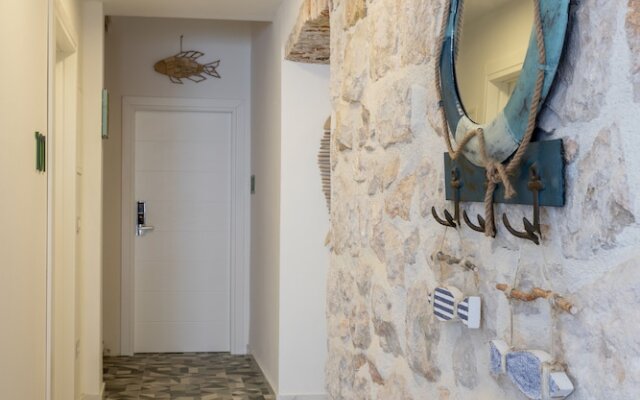 Apartments and rooms Naida