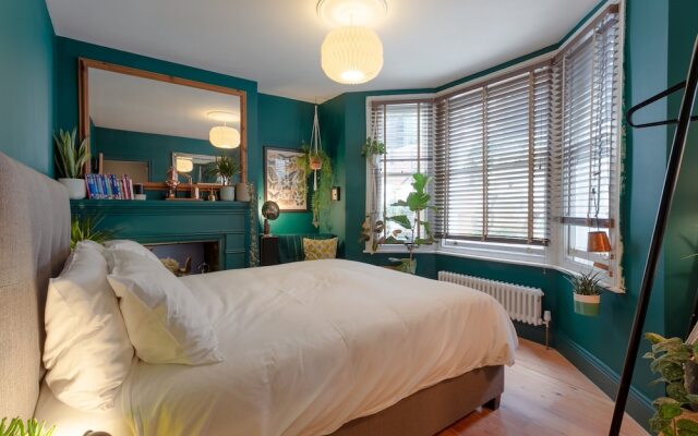 Modern 2 Bedroom Garden Apartment in West Hampstead