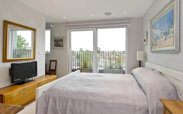 Fabulous 2-bed Penthouse Wimbledon