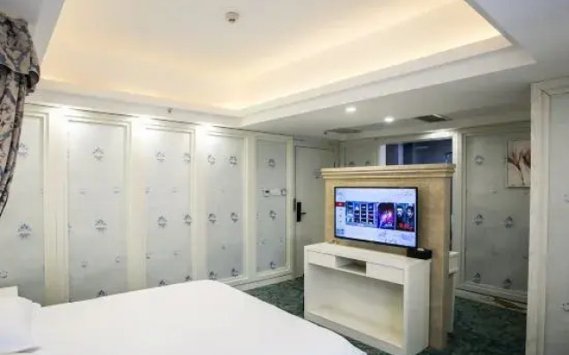 Jichen Hotel (Tongxiang Century Avenue)