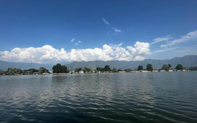 1 BR Houseboat in Nigeen Lake, Srinagar, by GuestHouser (7FFB)