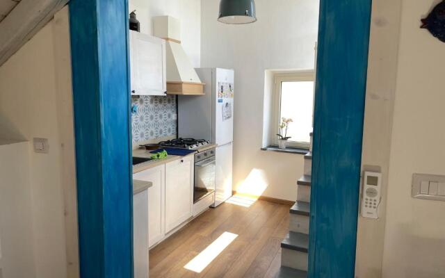 donna serena Aci Castello