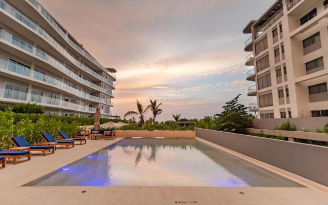 Spacious Apartment in a Modern Condominium w Lovely View