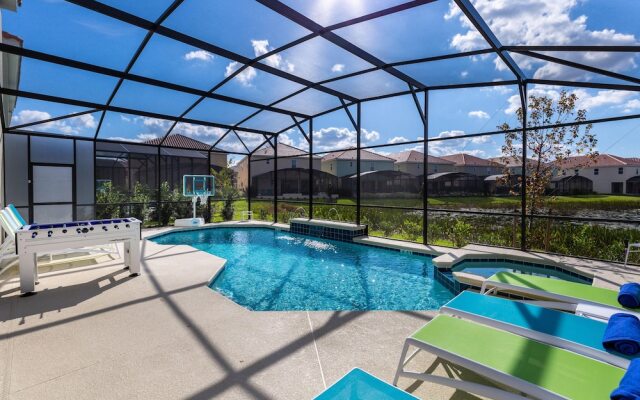 St010v: 10 Bed, Spiderman, Fashionista