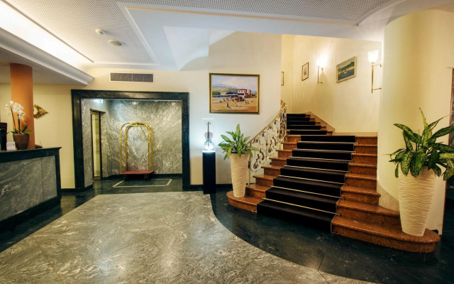 International au Lac Historic Lakeside Hotel