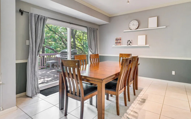 Deck & Greenbelt Access: Lovely Austin Home