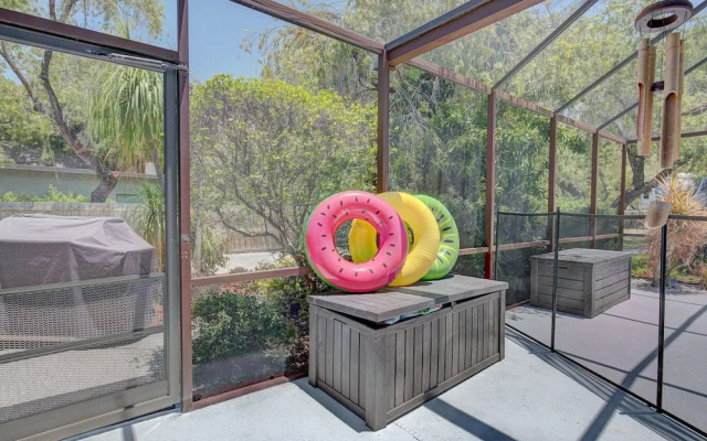 Spacious 4 3 Retreat- Heated Pool-playroom