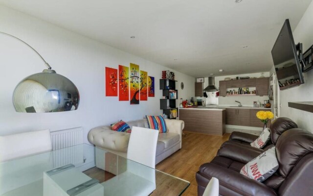 Stunning 2BR Home In Tottenham Hale W/balcony