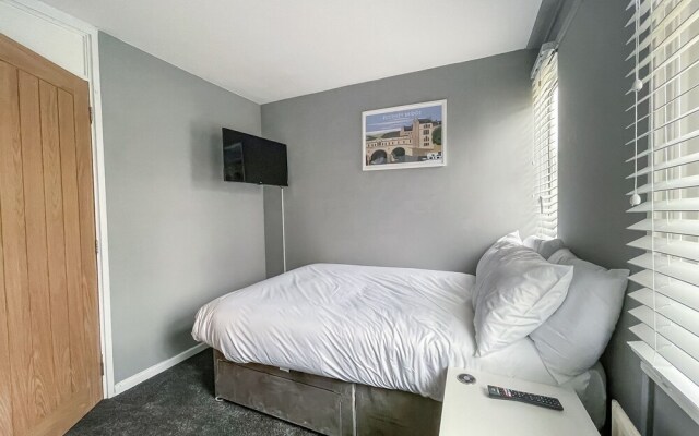 Beautiful Modern & Contemporary Home Close to City