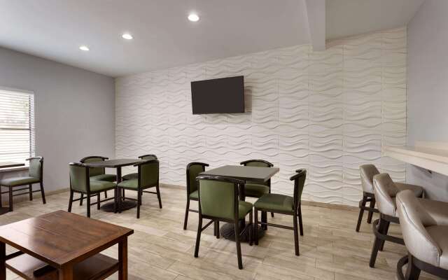 Super 8 by Wyndham Universal City