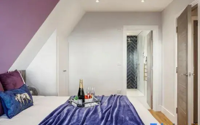 Luxury Penthouse 2-Bed Apt w/ Sea View, Gym & PKG