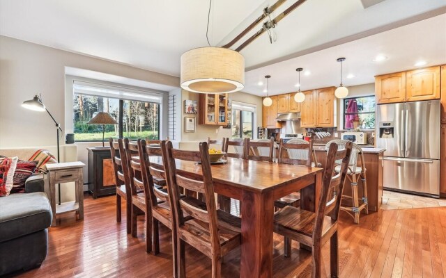 Park Forest  4 Bedroom Home by RedAwning