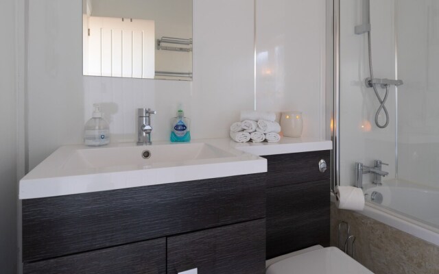 The Mews, With Free Private Parking, Windermere