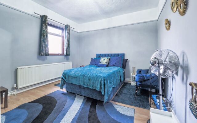 Stunning Riverside 1-bed Apartment in North London