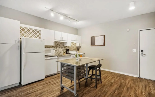 Cozysuites Mill District Pool gym 02