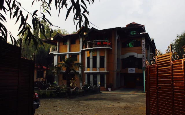 Barzam Lake View Resort