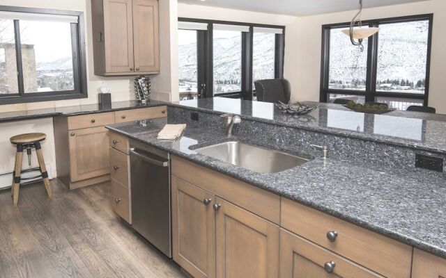814 Eagle Dr. 4 Bedroom Home by RedAwning