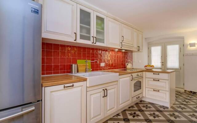 Impeccable 4-bed Apartment in Osor