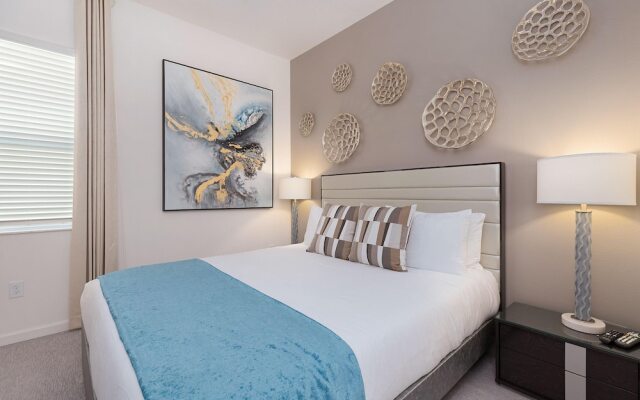 St010v: 10 Bed, Spiderman, Fashionista