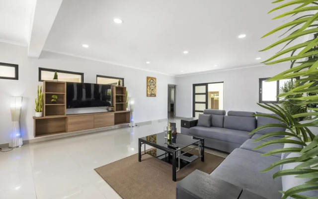 NEW 4br4ba Villa Across of Palmbeach w Pvt Pool