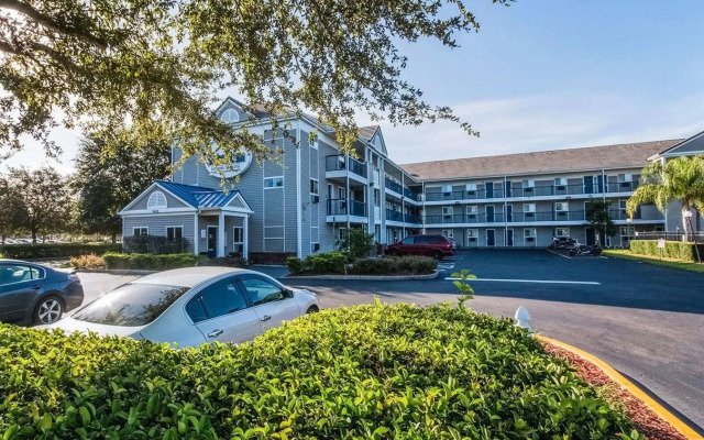 HomeTowne Studios by Red Roof Orlando South