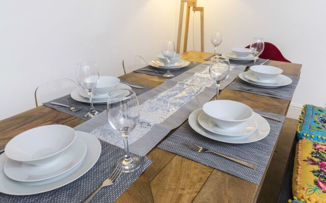 Club Living - Baker Street Apartments