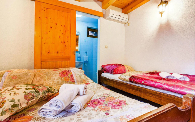 Holiday house Jucinovi Dvori, Starigrad Paklenica with pool