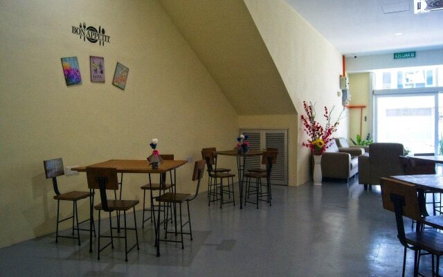 Tripod Hotel - Hostel