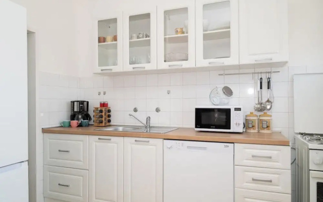 Spacious 2 Bedroom Apartment With Balcony