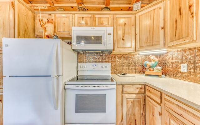 Ruidoso Cabin w/ Hot Tub - 2 Mi to Grindstone Lake