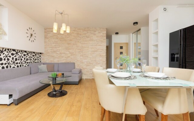 Spacious Targowek Apartment by Renters
