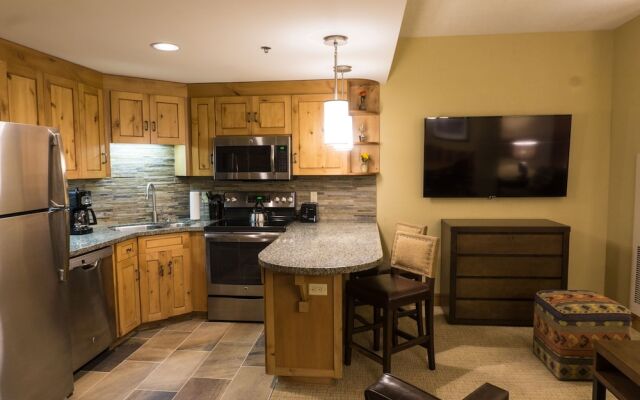 Updated Studio w Full Kitchen Spacious Living Room by RedAwning