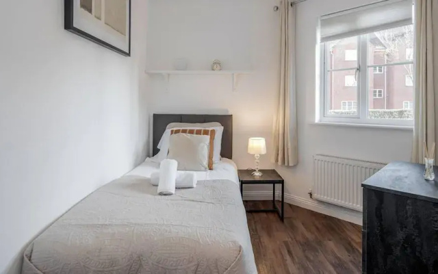 2 Bed Apartment Sleeps 5 - Wifi, Free Parking