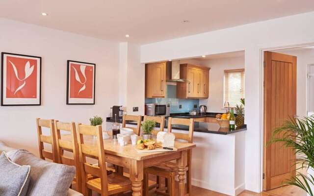 Stylish family-friendly lakeside retreat in the Cotswold Water Park
