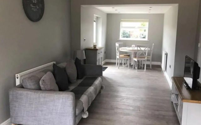 Pet-friendly - 2 Bedrooms Bungalow hot tub Parking