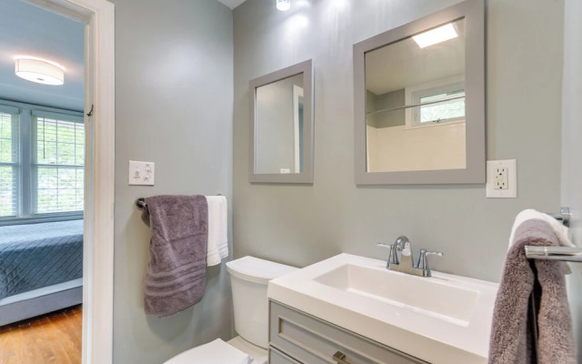 2 Mi to Dtwn Pensacola: Charming Apartment